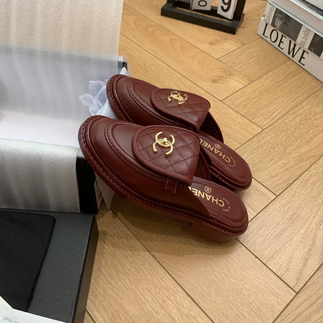 👟👟Ex-factory price 560👟👟 🍀 The official website is updated simultaneously with high version, CHANEL Chanel's new top-quality autumn shoes and slippers series in early spring____________ is a must-have hot item for fragrance families in spring and autumn, the goddess series, with the elegant and ladylike temperament of fragrance families, super attractive, irresistible, and exciting... ▪️The upper is imported cowhide/butter/patent leather, high-end and texture ➕Original molded hardware buckle ➕Electric embroidery ▪️The lining is imported lambskin, soft and comfortable ▪️Original molded version, Italian genuine leather outsole🇮🇹 ▪️Number of codes: 34-42 (34 40 41 42 is custom-made, non-refundable and non-exchangeable) Multiple colors are available, you can also place an order with the picture